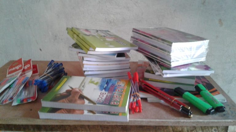 பேயார்லோன் தோட்டத்தில் உள்ள மாணவர்க்கு கொப்பி புத்தகங்கள் உதவி