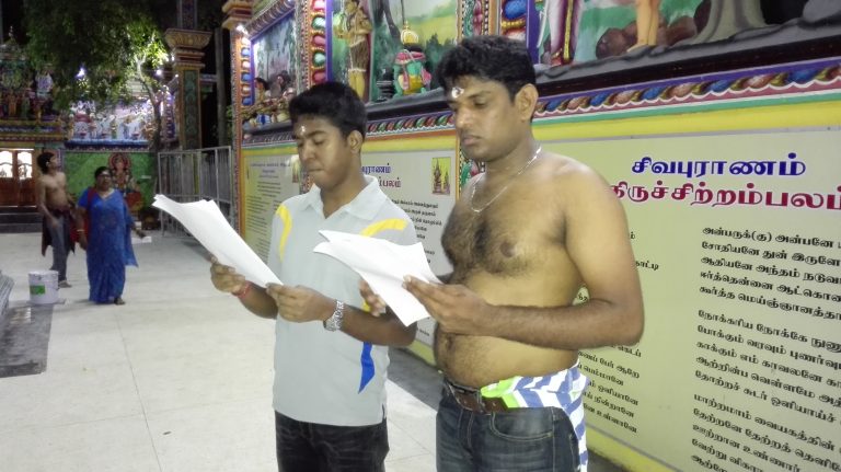 திருக்கோணேசுவரத் திருத்தலத்தில்  சைவசமய துண்டுப்பிரசுர விநியோகம் 2015